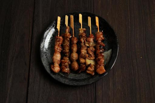 焼き鳥の黒皿盛り 焼き鳥の黒皿盛り 焼き鳥,串焼き,鶏肉の写真素材