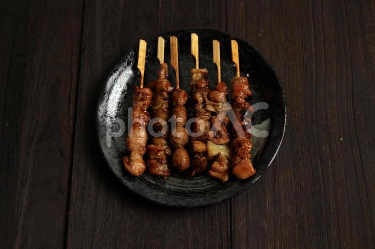 焼き鳥の黒皿盛り 焼き鳥,串焼き,鶏肉の写真素材