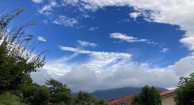 青い空と赤い屋根 青い空と赤い屋根 青空,雲,赤いの写真素材
