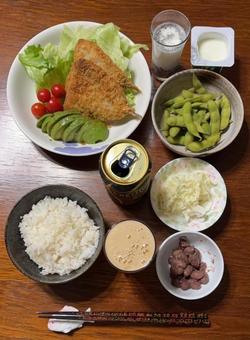 鯵フライとトマトとアボカドなどの夕食 鯵フライとトマトとアボカドなどの夕食 夕食,あきたこまちご飯,あきたこまちの写真素材