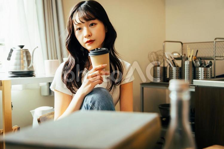 女性　ライフスタイル　ハイコントラスト 女性,ライフスタイル,コーヒーの写真素材
