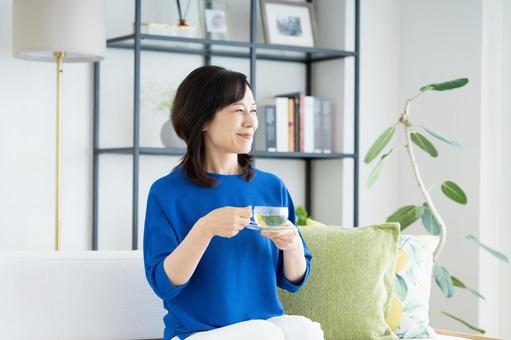 ハーブティーを飲むミドルの女性 ハーブティーを飲むミドルの女性 ハーブティー,飲む,女性の写真素材