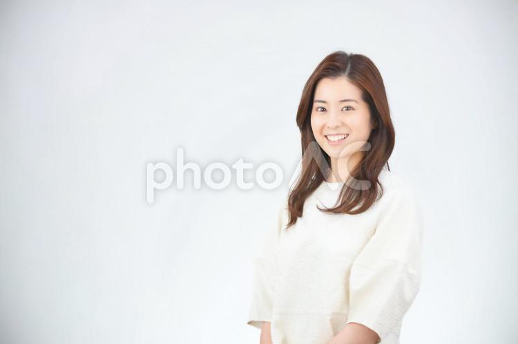 笑顔のカメラ目線の女性 女性,笑顔,笑うの写真素材