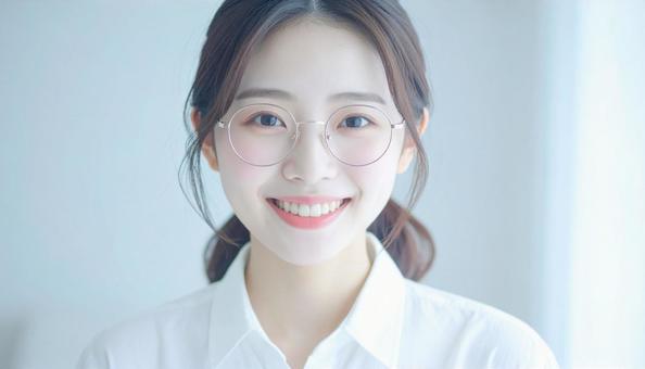 清潔感のあるカメラ目線の女性の写真