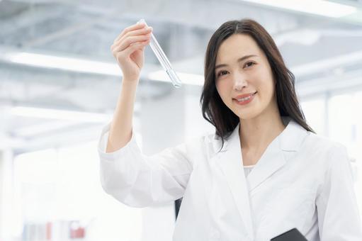 実験をする白衣の若い女性研究者 実験をする白衣の若い女性研究者 研究,サイエンス,実験の写真素材