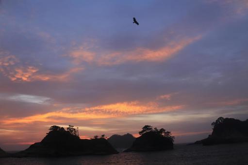 堂ヶ島の向こうに綺麗な夕陽 堂ヶ島の向こうに綺麗な夕陽の写真