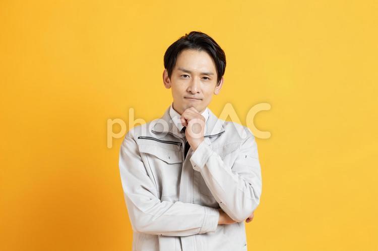 考え事をする男性作業員 イケメン,ハンサム,プロフィール写真の写真素材