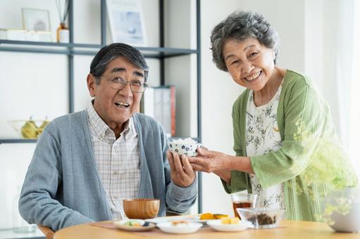 朝食を食べるシニアの夫婦 朝食を食べるシニアの夫婦 食事,シニア,高齢者の写真素材