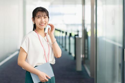 オフィスで働く若いビジネスウーマン オフィスで働く若いビジネスウーマンの写真