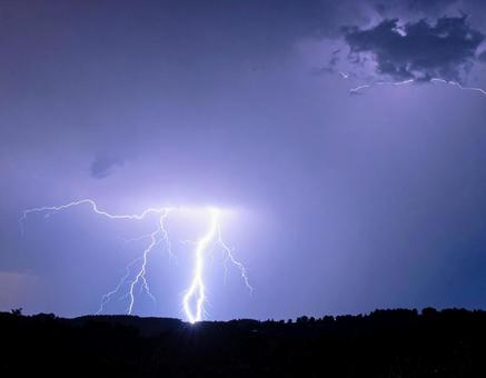 紫雲に走る電光の写真