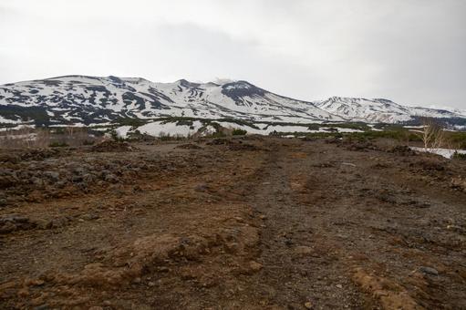 gw明けの雪化粧の十勝岳2 gw明けの雪化粧の十勝岳2 十勝岳望岳台,観光名所,観光スポットの写真素材