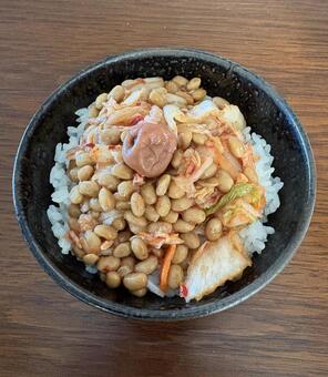 あきたこまち新米ご飯にキムチ納豆としそ梅 朝食,あきたこまち,新米の写真素材