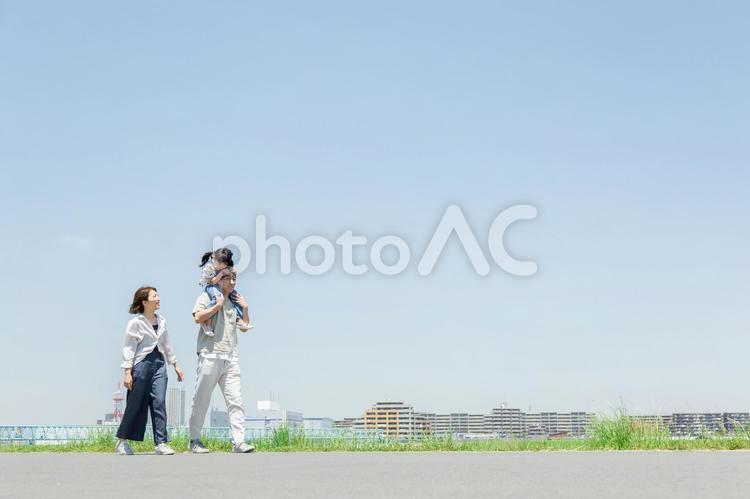 土手を散歩する親子・家族 人物,家族,女性の写真素材