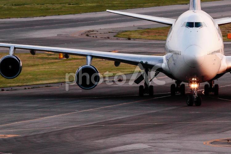 滑走路を走る大型旅客機 飛行機,航空機,旅客機の写真素材
