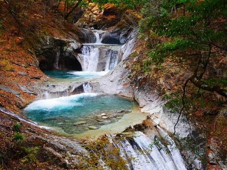 秋の絶景　七ツ釜五段の滝 日本,国内旅行,滝の写真素材