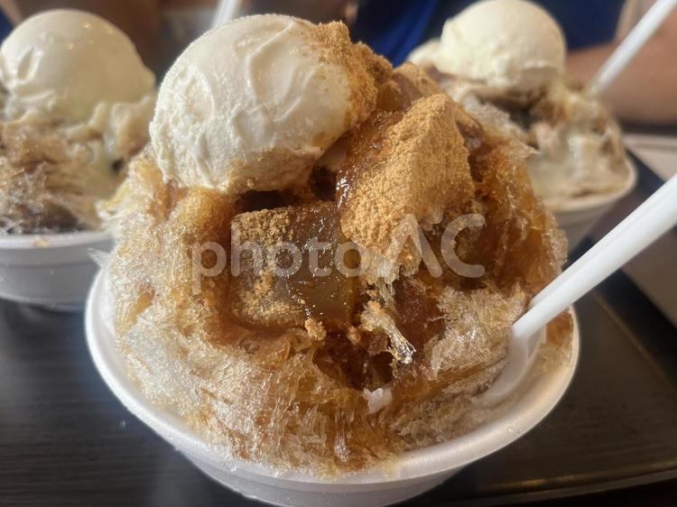 黒蜜きな粉わらび餅のかき氷 かき氷,黒蜜きなこ,夏の写真素材