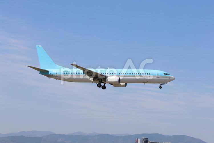 翼が遠ざかる午後 福岡空港,晴れ空,青空の写真素材