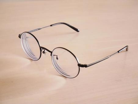 シンプルなメガネ シンプルなメガネの写真