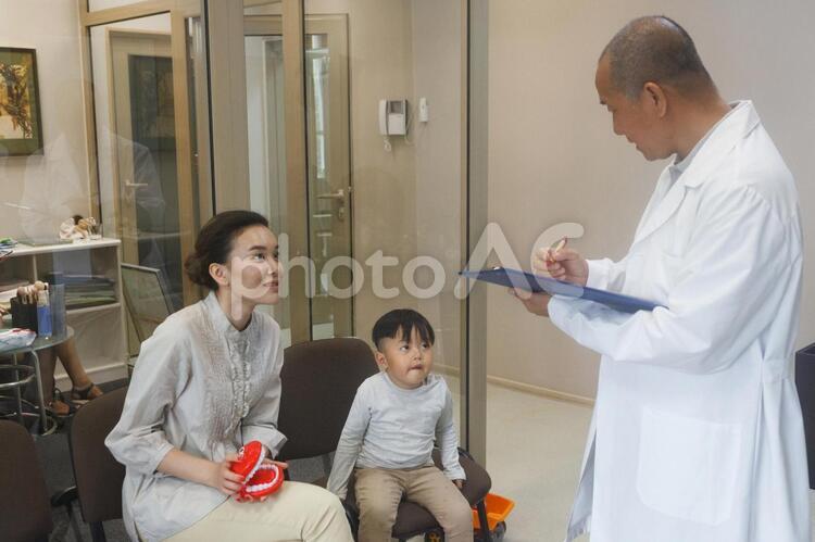 歯科の待合室で問診する4 歯医者,待合室,患者の写真素材