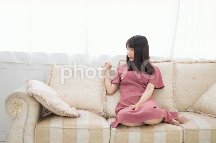 ソファーで寛いでいる20代の女性 女性,人物,日本人の写真素材