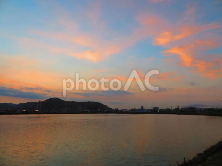 ７月中旬の野田池の夕焼け 背景,夕焼け,夕暮れの写真素材