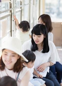 母親 育児 電車 母親 育児 電車 ママ友,男性,電車の写真素材