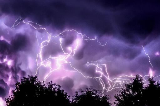 夜空を彩る稲妻と雷雲の幻想的な光景 夜空を彩る稲妻と雷雲の幻想的な光景の写真