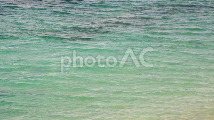 エメラルドグリーンの海（沖縄本島北部） 海,エメラルドグリーン,波の写真素材