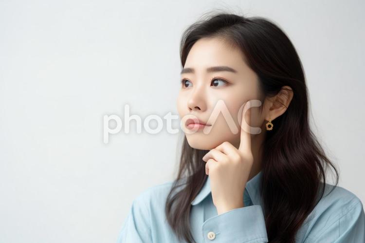 悩みを抱える女性の真剣な表情  女性,若い,日本人の写真素材