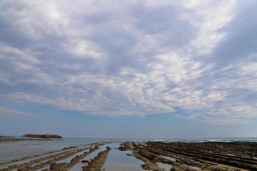 青島の海岸 雲の多い空 青島の海岸 雲の多い空 海,海岸,岩の写真素材