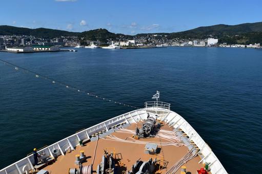 小樽港へ入港 船首から望む街並み 小樽,クルーズ,にっぽん丸の写真素材