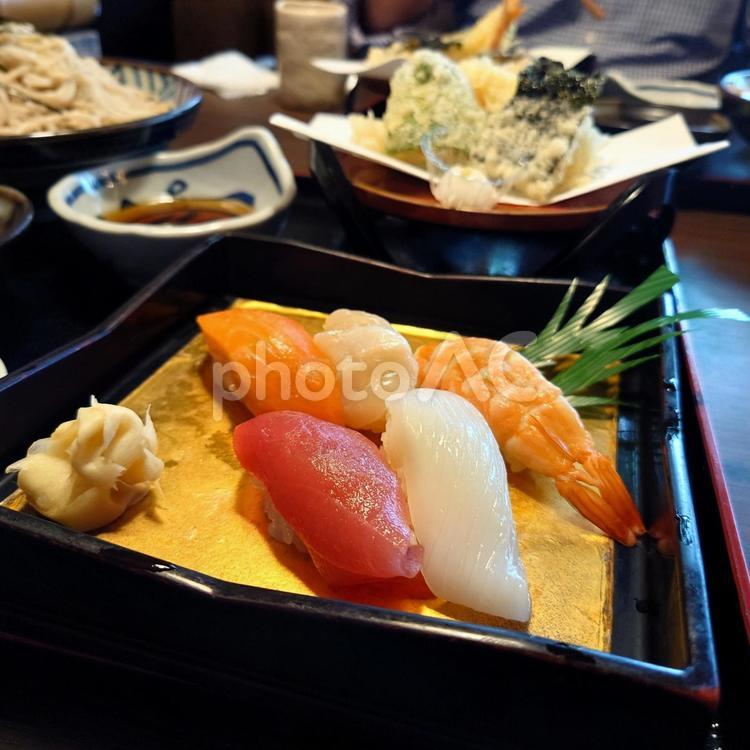 お昼の御膳 寿司,握り寿司,まぐろの写真素材