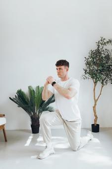 前方ランジをする男性 男性,外国人,欧米人の写真素材