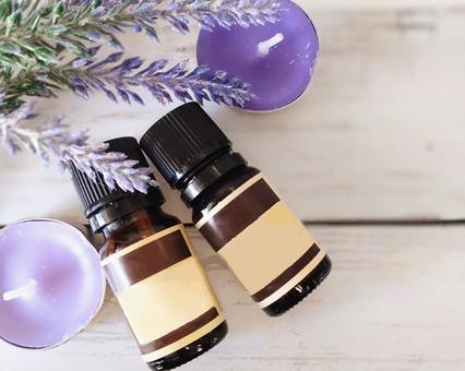 ラベル付きラベンダーのアロマオイルボトル ラベル付きラベンダーのアロマオイルボトル アロマ,アロマオイル,ボトルの写真素材