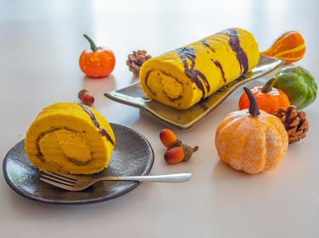 かぼちゃのロールケーキ、かぼちゃ、団栗 かぼちゃのロールケーキ、かぼちゃ、団栗 秋,スイーツ,ロールケーキの写真素材