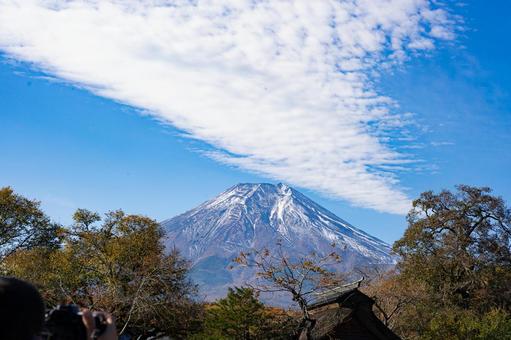 秋の忍野八海から見える富士山 秋の忍野八海から見える富士山の写真