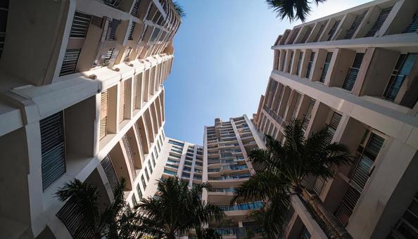 高層マンションを見上げる 高層マンションを見上げるの写真