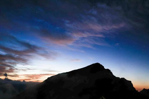 唐松岳に沈む夕暮れ シルエット,夕暮れ,夕陽の写真素材