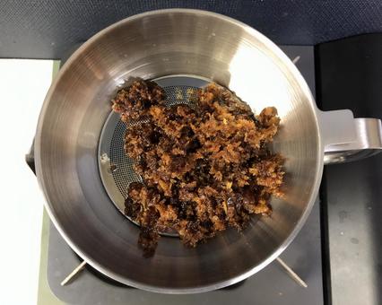 揚げ物の油を精製した時に出た揚げかす 揚げ物の油を精製した時に出た揚げかす 油,フライヤー,ステンレスの写真素材