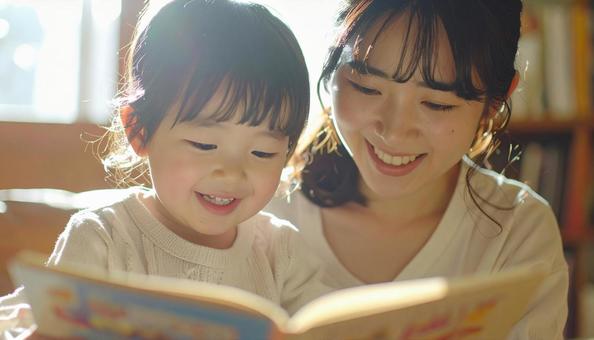 絵本を読む母親 絵本を読む母親の写真