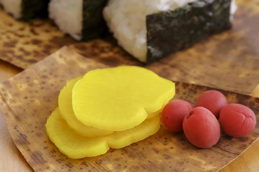 美味しそうな梅干しとたくあん たくあん,沢庵,漬物の写真素材