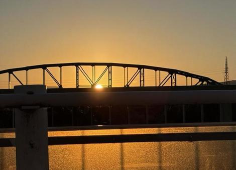 夕焼けの空と橋 架線,夕焼け,送電線の写真素材