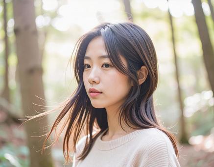 森林で癒される女性 森林で癒される女性の写真