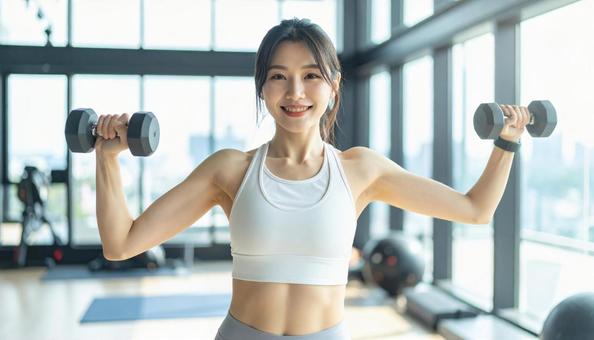 トレーニングする日本人女性の写真