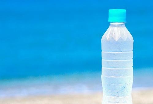 ビーチのペットボトル(コピースペース) ビーチのペットボトル(コピースペース) ペットボトル,海,ミネラルウォーターの写真素材
