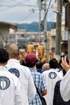 秋祭りの巡行を待つ神輿の担ぎ手 秋祭り,巡行,待機中の写真素材