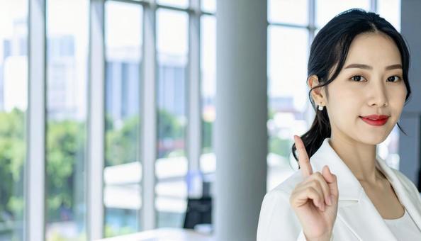 自信のある表情で指さすビジネス女性 自信のある表情で指さすビジネス女性の写真