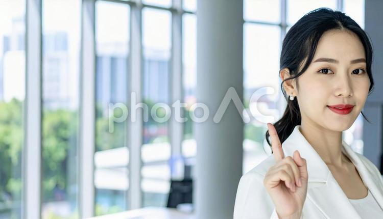 自信のある表情で指さすビジネス女性 指さす,指差し,ビジネスの写真素材