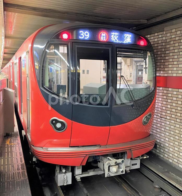 東京メトロ 丸の内線 2000系@池袋駅にて 東京メトロ 丸の内線 2000系@池袋駅にて 鉄道,メトロ,地下鉄の写真素材