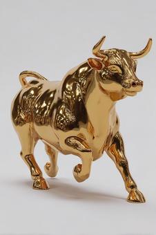 光り輝く黄金の雄牛 光り輝く黄金の雄牛の写真